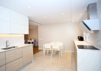 cocina moderna de color blanco