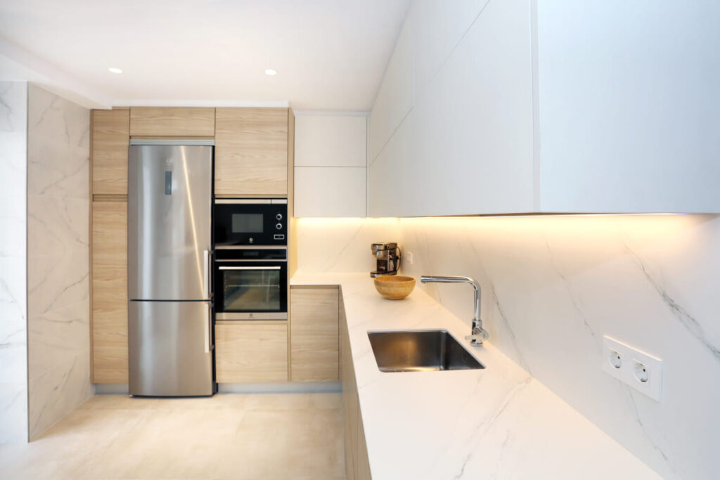 cocina moderna de color blanco y madera