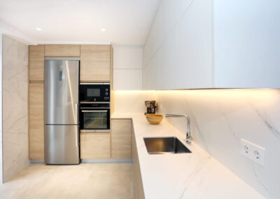 cocina moderna de color blanco y madera