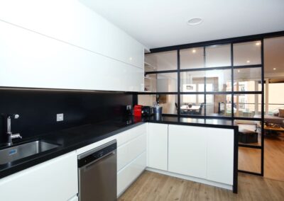 cocina de color blanco y negro