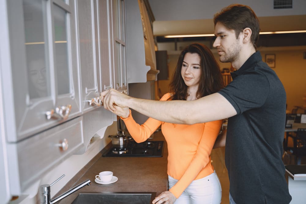 pareja eligiendo muebles cocina