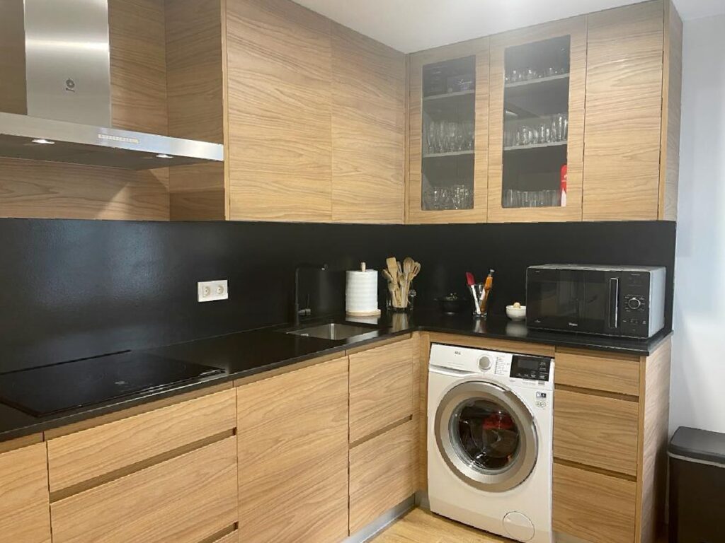 cocina reformada con muebles de madera