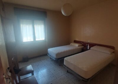 dormitorio antiguo con camas