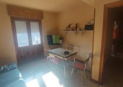 salon antiguo con muebles viejos