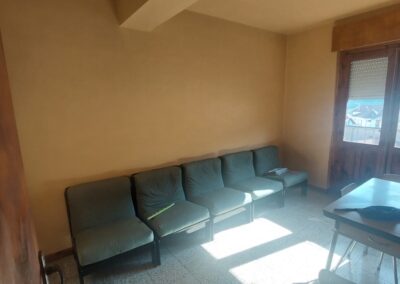 salon con sillones grises