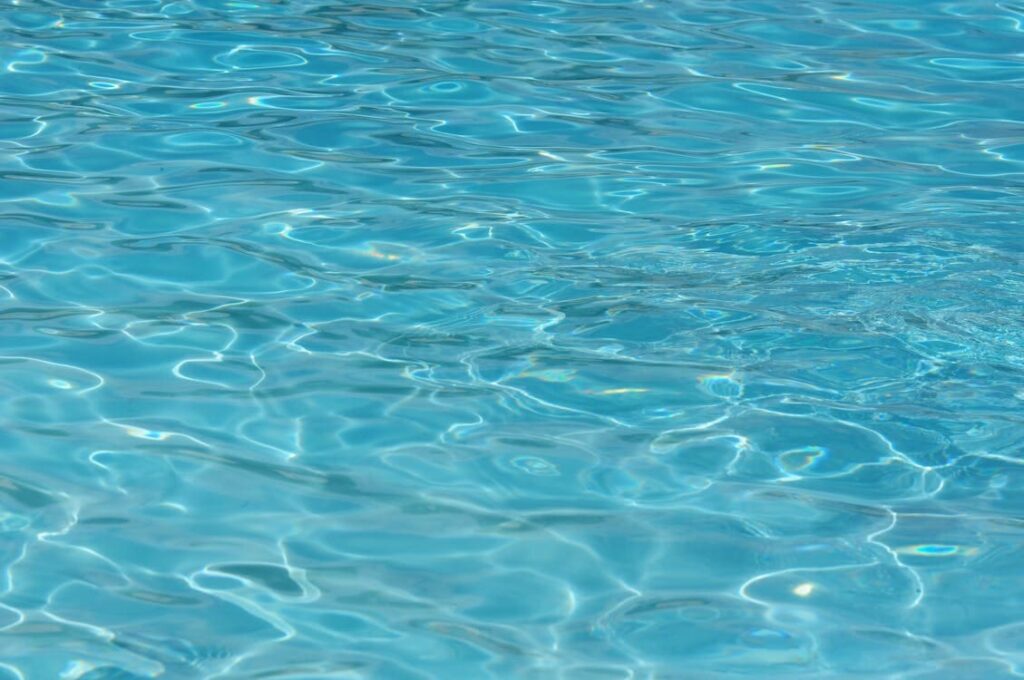 detalle de agua clara y transparente en piscina con textura de ondulacion