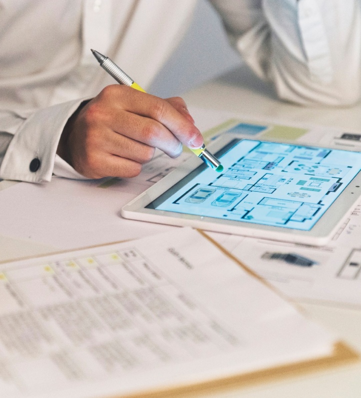 jefe de obra con plano en una tablet