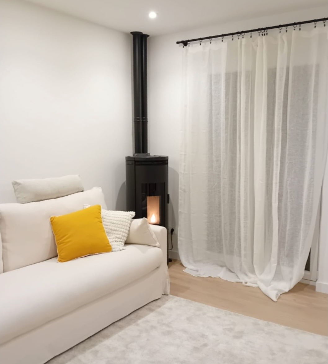 salon reformado con chimenea salon reformado con chimenea