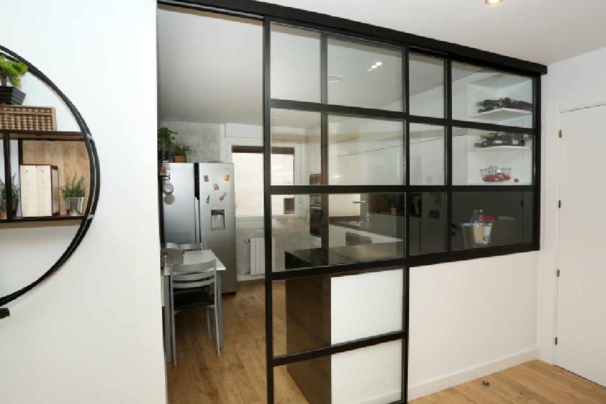 cocina reformada con puerta de cristal cocina reformada con puerta de cristal