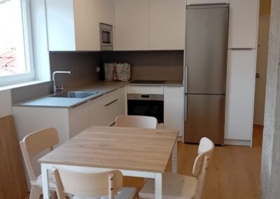 cocina reformada con muebles