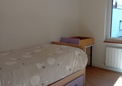 dormitorio pequeno con cama