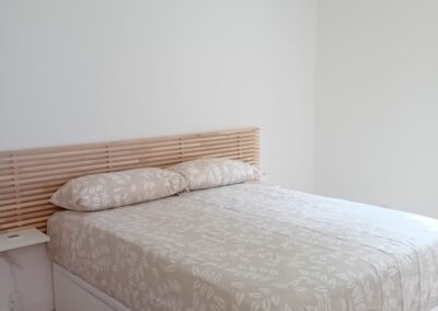 dormitorio reformado con cama grande