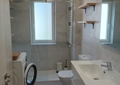 reforma bano con lavadora y ducha