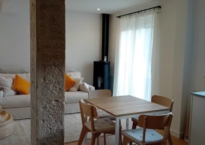 salon reformado con columna de hormigon