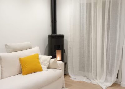salon reformado con decoracion blanca
