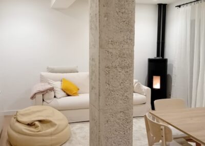 salon reformado iluminado con columna